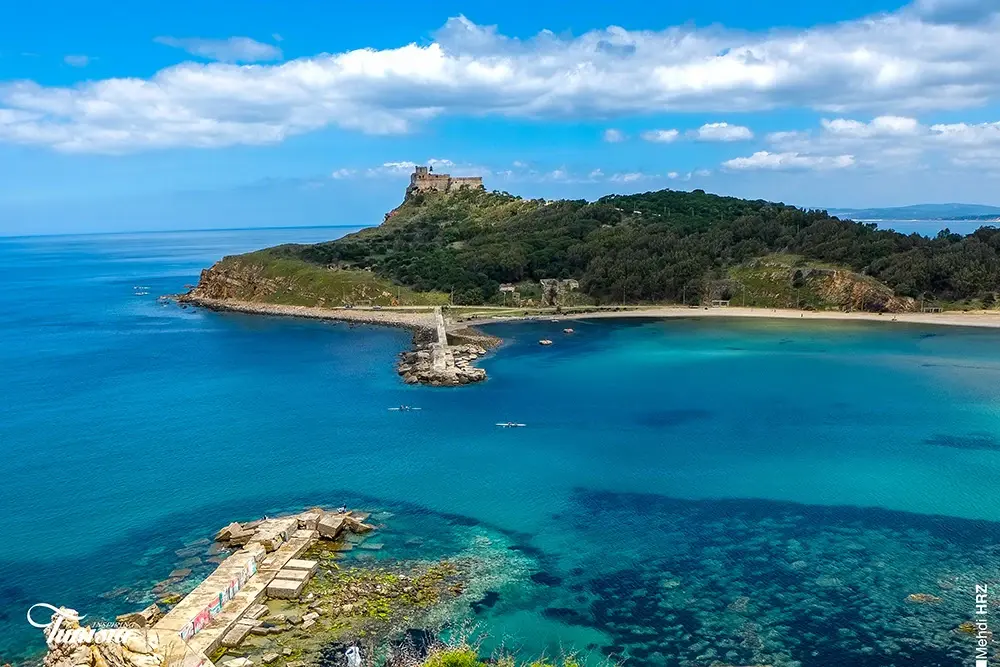 Fort Génois à Tabarka avec vue sur la mer turquoise et la jetée