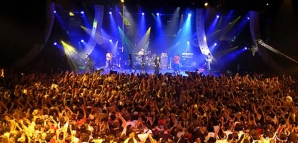 Foule en concert sous les projecteurs lors du Tabarka Jazz Festival.