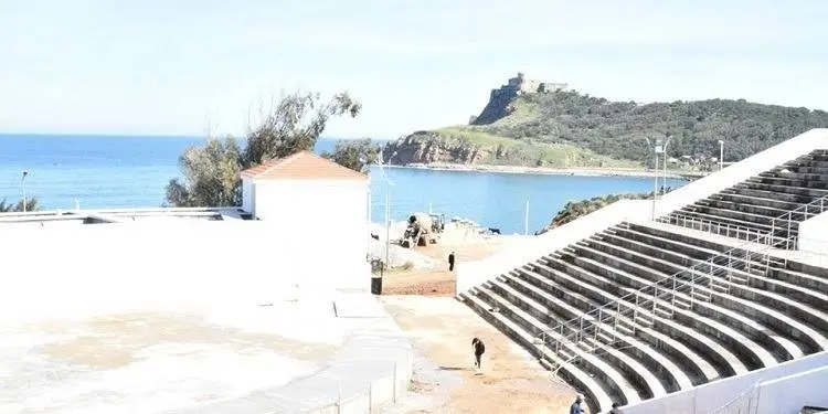 Vue de l’amphithéâtre de Tabarka avec la mer et le fort génois en arrière-plan