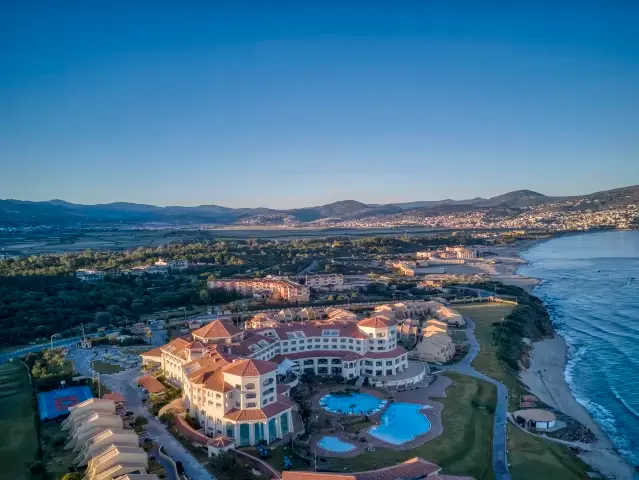 Vue aérienne d’un grand complexe hôtelier avec piscine et plage à Tabarka