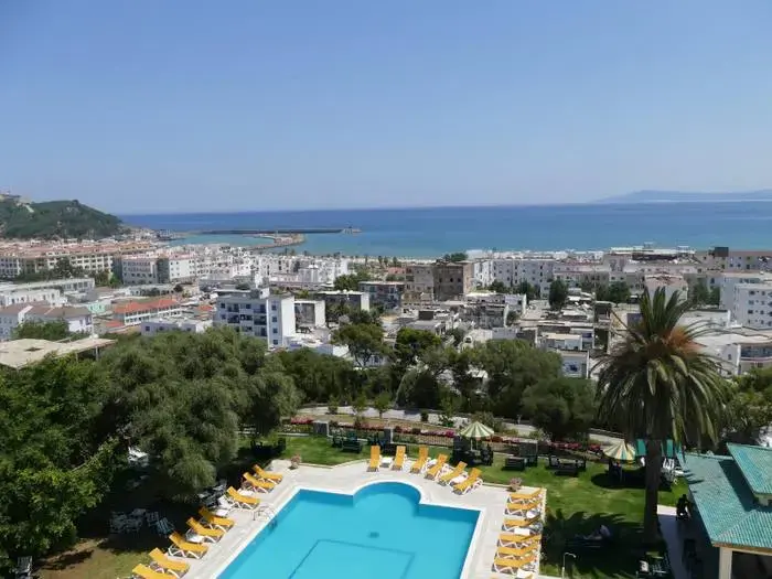 Vue panoramique depuis l’Hôtel Les Mimosas sur la ville de Tabarka et la mer