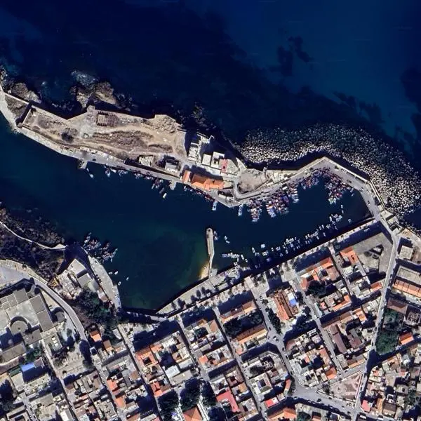 Luftaufnahme des Hafens und der Altstadt von Tabarka an der Mittelmeerküste in Tunesien