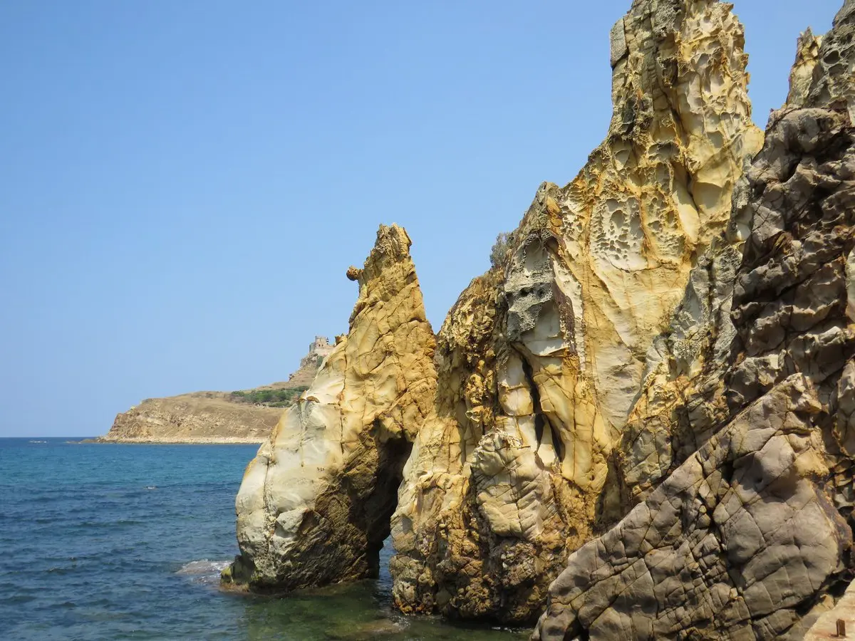 Felsformation „Les Aiguilles“ an der Küste von Tabarka in Tunesien mit Blick auf das Mittelmeer
